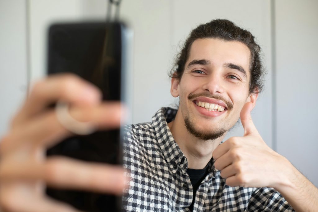 Client consultant un avis réparation de téléphone sur son smartphone