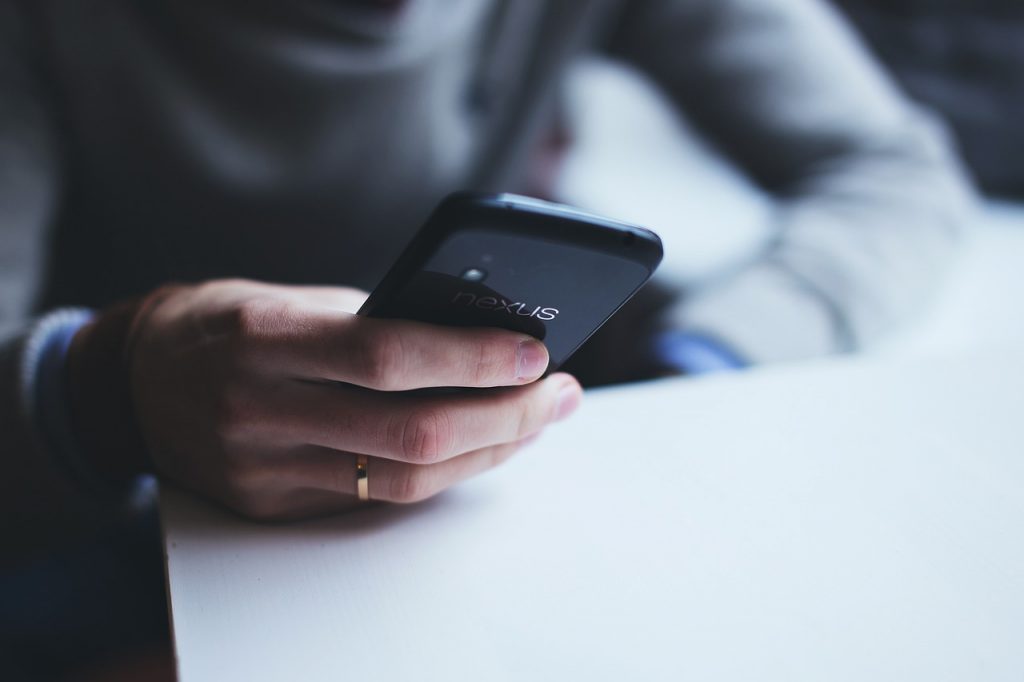Pannes téléphone : le top 4 des plus fréquentes et comment les régler 1 Pannes téléphone : smartphone ouvert sur l'établi d'un réparateur à Rouen