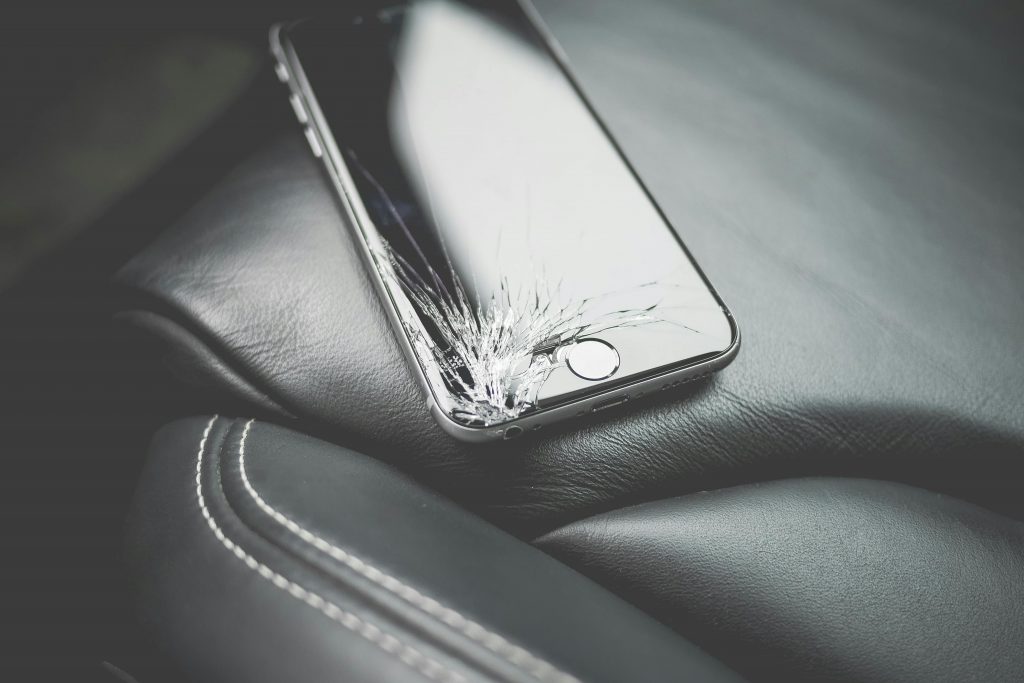 Écran de téléphone cassé : que faire ? Les bons réflexes 1 Écran de téléphone cassé avec une vitre fissurée en toile d'araignée