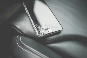 Lire la suite à propos de l’article Écran de téléphone cassé : que faire ? Les bons réflexes
